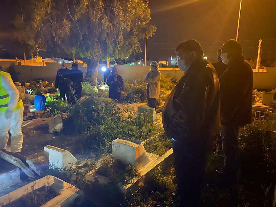 لطفي زيتون يحضر موكب دفن مواطن تونسي أحد ضحايا فيروس كورونا